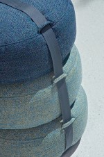 Tři sedáky jsou prakticky sepnuty textilním pásem